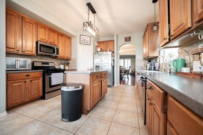 Building Photo - 1823 Blue Water Bay Dr