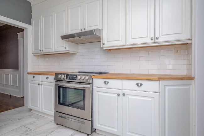 Building Photo - Beautiful 3-Bedroom, 2-Bath Bungalow with ...