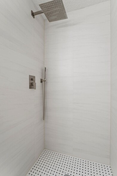 Main Shower - 2287 Philippine Dr