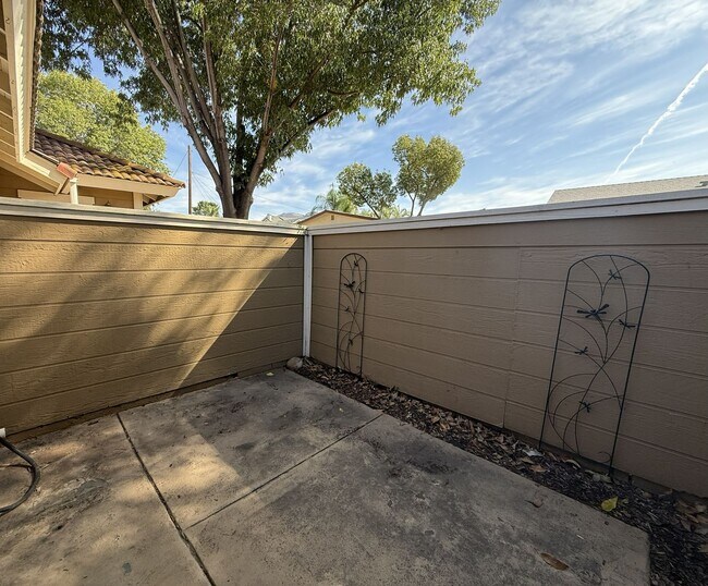 Building Photo - Ground Floor Unit in Santee!