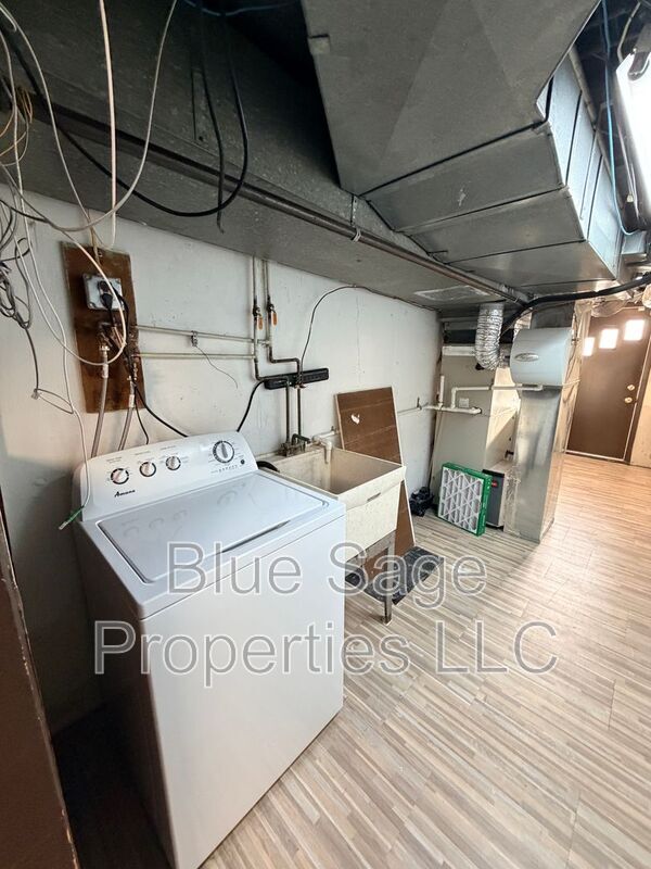 Building Photo - 902 Maple Ave