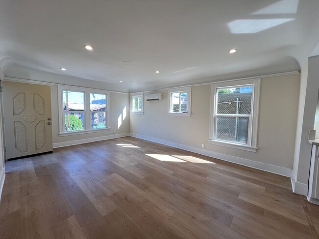 Building Photo - 2+1 w/all appliances + garage in central L...