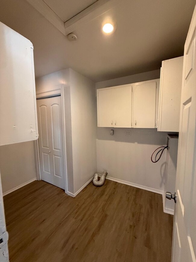 Building Photo - 4 bed 1 bath