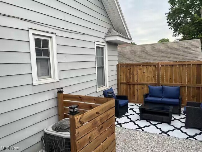 Building Photo - 369 E Tuscarawas Ave