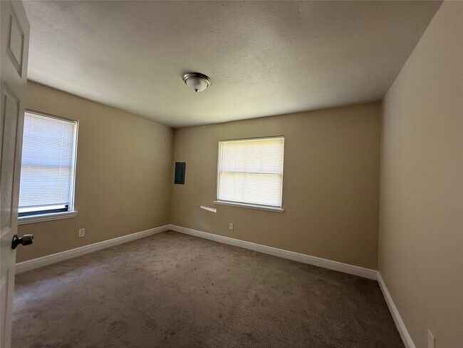 Building Photo - 216 Bearle St