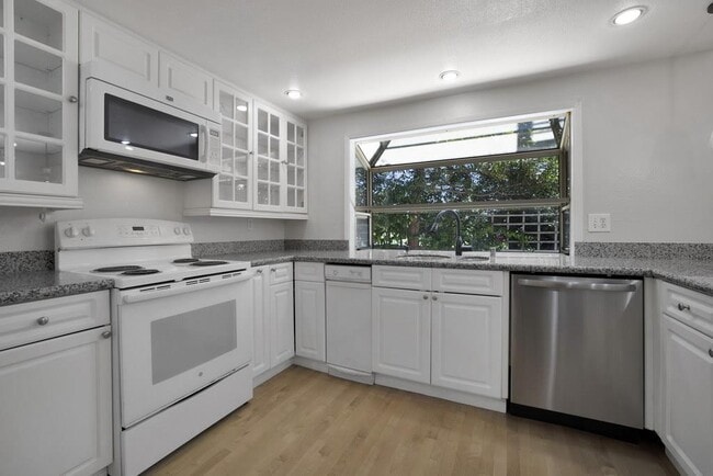 Building Photo - 976 Pizarro Ln