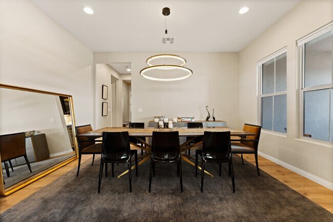 Building Photo - Stunning 5-Bedroom, 4.5-Bath Home in the S...