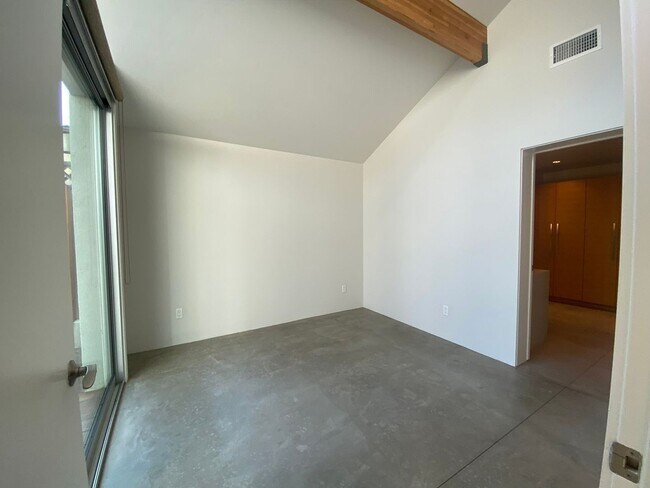 Building Photo - M340 - Miller
