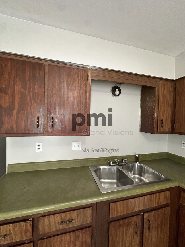 Building Photo - 1624 University Dr