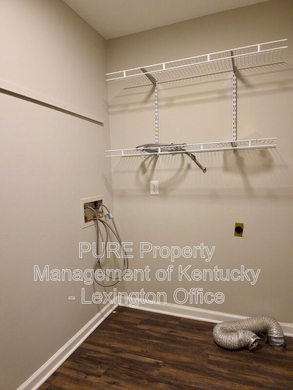 Building Photo - 3793 Camelot Dr