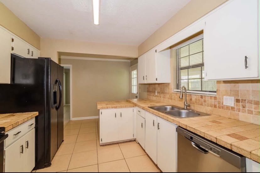 Building Photo - 884 Rayston St