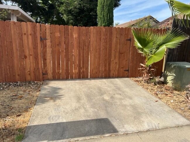 Building Photo - Spacious house in Elk Grove!