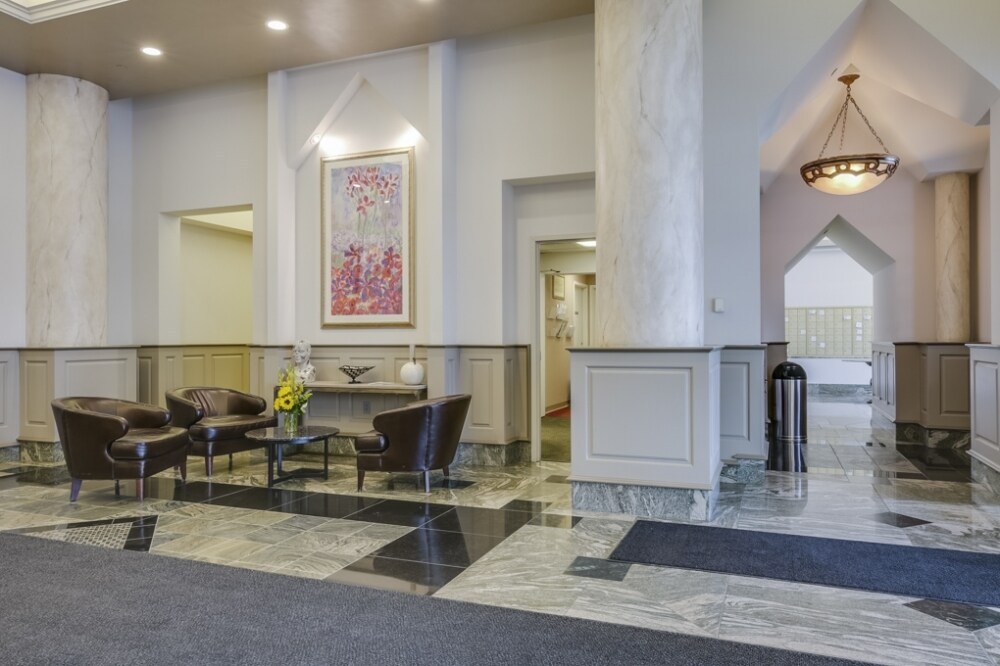 Lobby - 1660 N Prospect Ave
