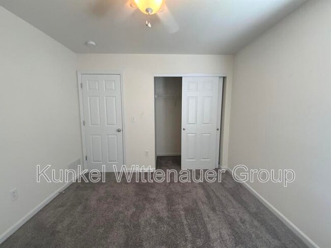 Building Photo - 2437 Larchmont Dr