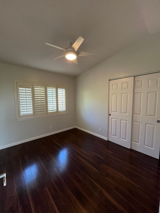 Building Photo - Aina Haina Area - 3 bedroom, 2.5 bath Hous...