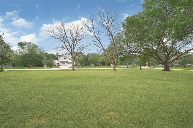 Building Photo - 14090 Waterview Dr