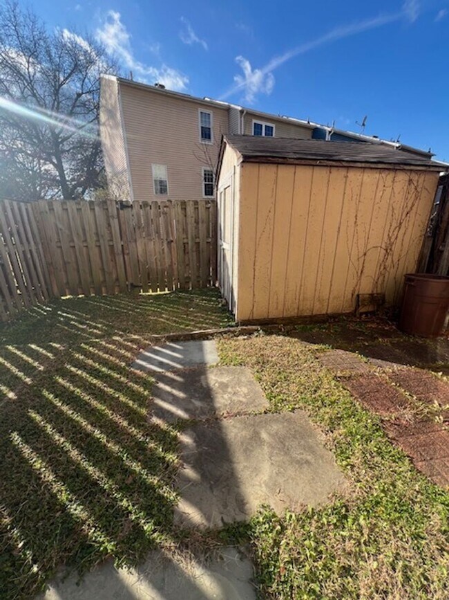 Building Photo - 3 LEVEL TOWNHOME IN GUNNERS LAKE VILLAGE