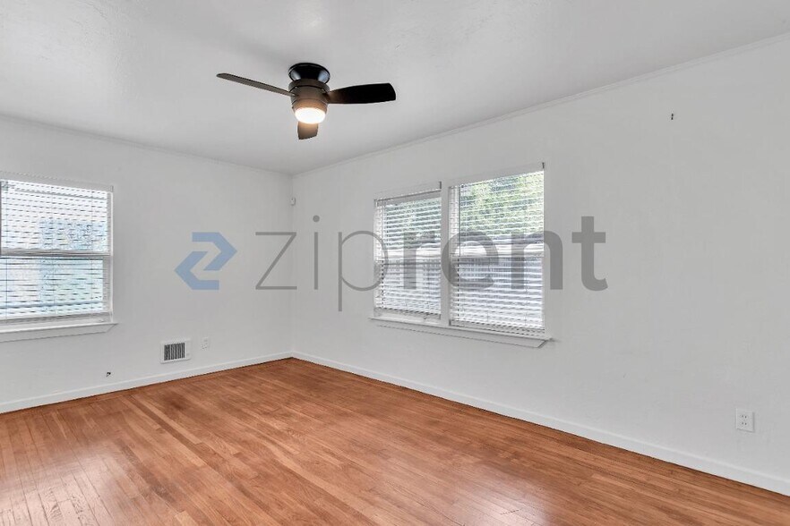 Building Photo - Unit 3400