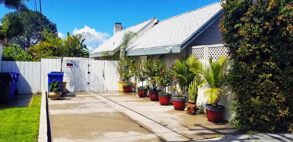 Driveway parking at your door - 6750 Draper Ave