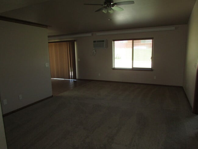 Building Photo - 2 BEDROOM | 2 BATH | DOUBLE GARAGE | SOUTH