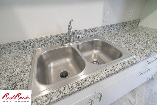 Building Photo - Pet friendly 3 Bedroom Townhome in Washington!