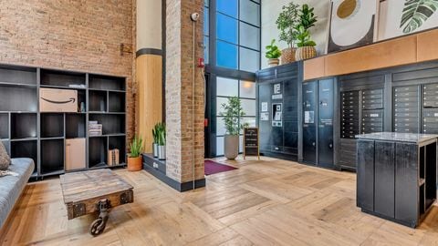 Building Photo - 729 N Sangamon St