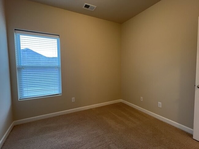 Building Photo - 579 Crossland Dr