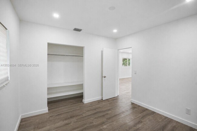 Building Photo - 1081 NE 166th St