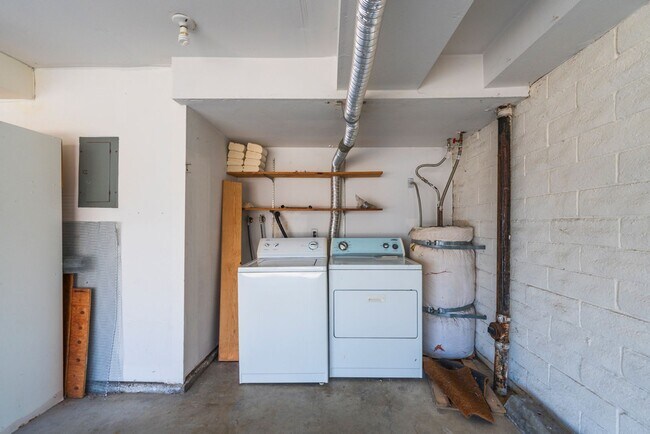 Building Photo - Beautiful remodeled 2 bed 2 bath townhome ...