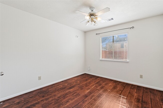 Building Photo - 806 N Willow Dr