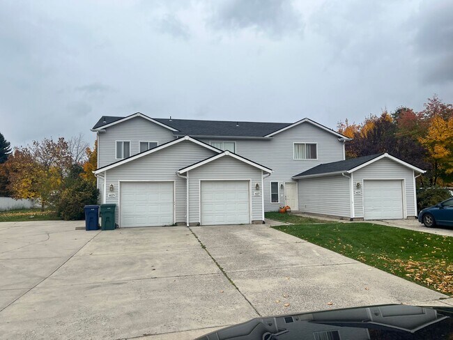Primary Photo - Darling 3 Bed, 1.5 Bath Triplex w/ Garage ...
