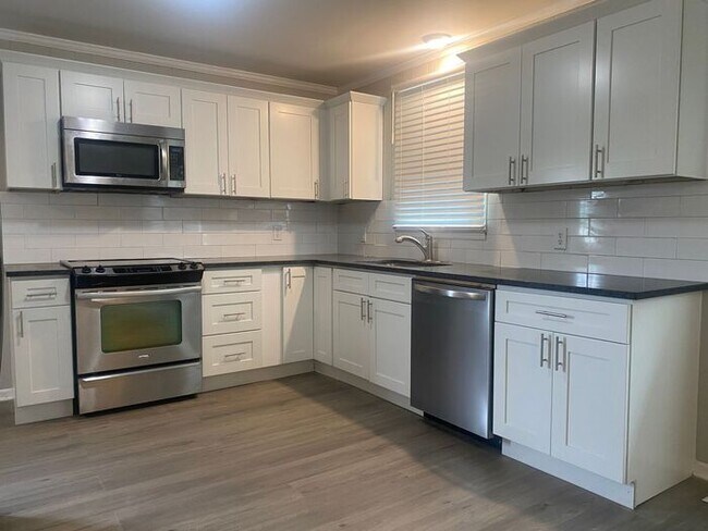 Building Photo - Renovated Brick Ranch in North Nashville