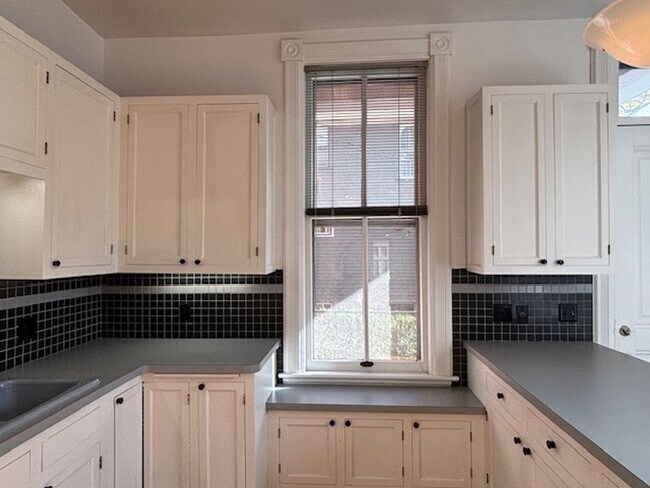 Building Photo - 462 Holly Ave