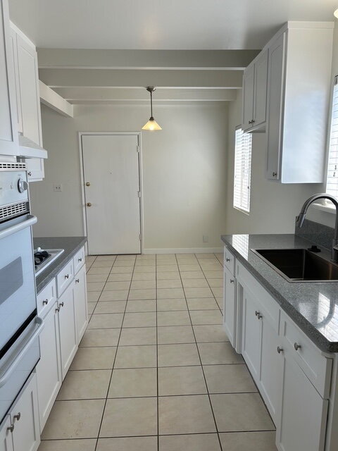 Building Photo - Renovated Upstairs 1-Bedroom with Private ...