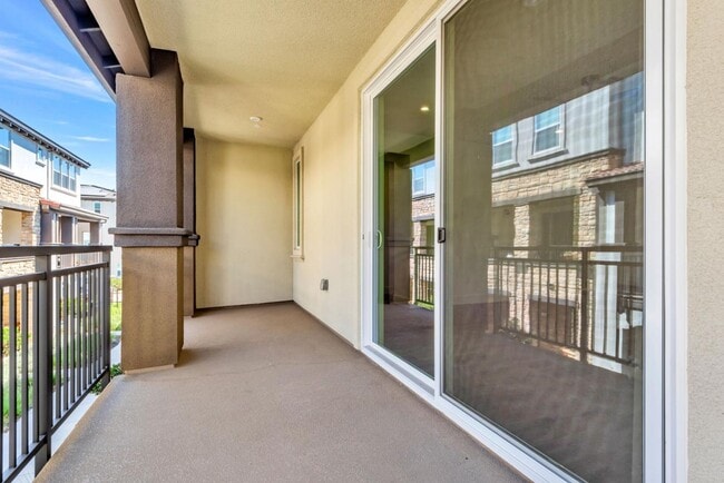Building Photo - 923 Loyola Ln