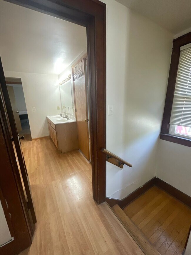 Building Photo - 926 Sylvan Ave