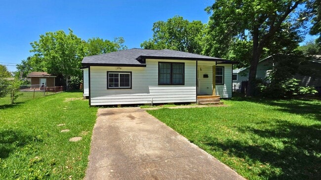 Building Photo - 502 Azalea Dr