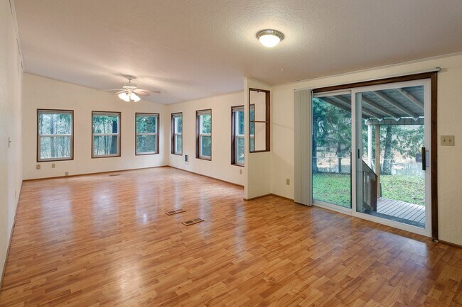 Building Photo - 3 Bedroom 1.75 Bath Mobile Home with Garag...
