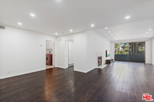 Building Photo - 310 Tahiti Way