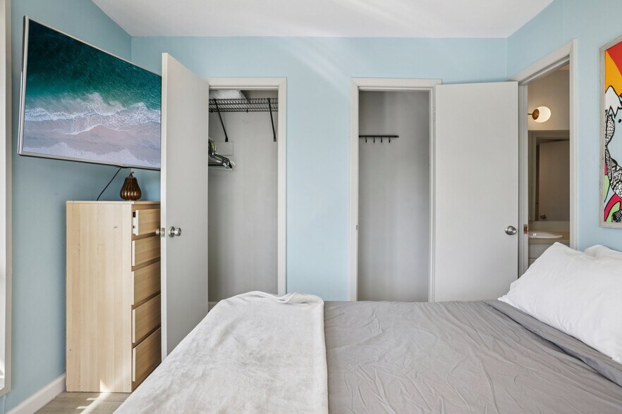 Building Photo - 1106 W 6th St