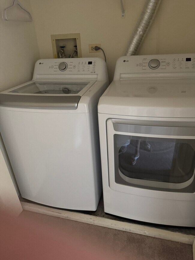 Building Photo - 827 Shoreline Rd