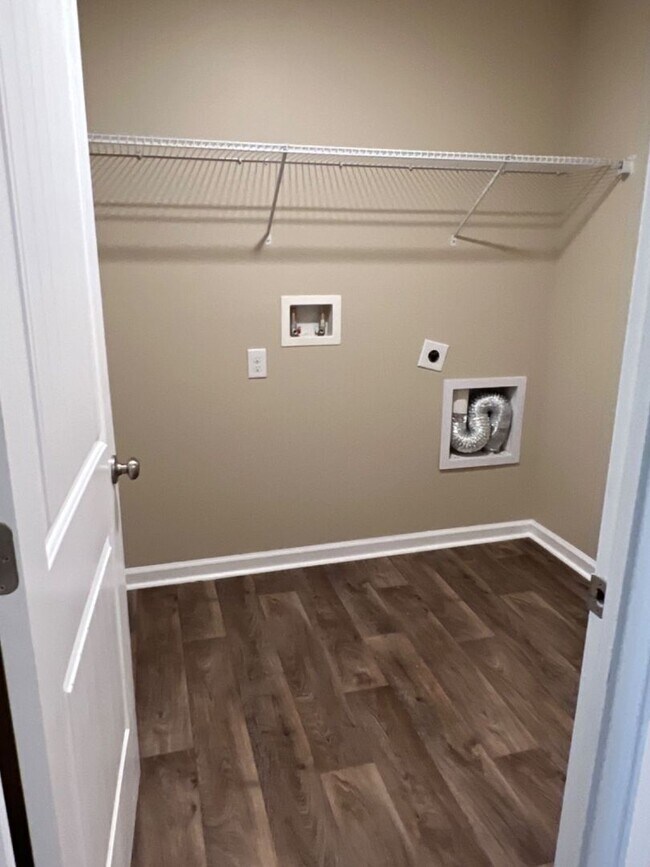 Building Photo - Spacious Modern Home in a Quiet Community!