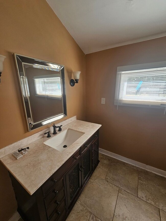 Building Photo - Historic Charm combined with Modern convenience 3 bedroom 2.5 bath spacious home