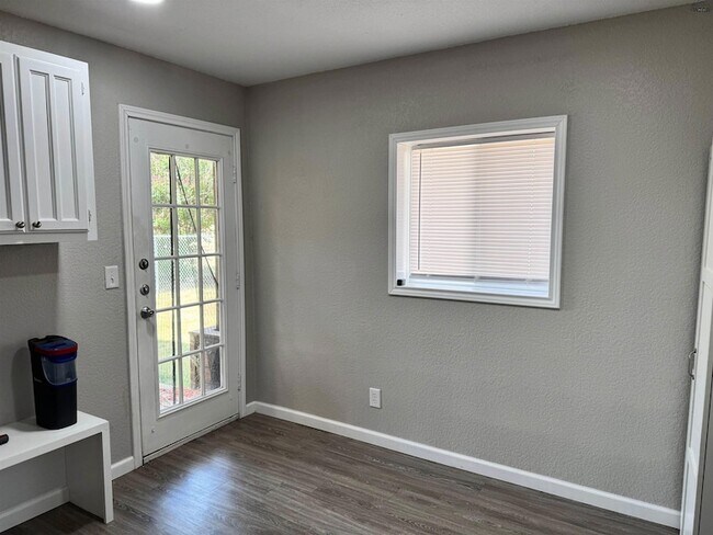Building Photo - 1112 Lisa Ln
