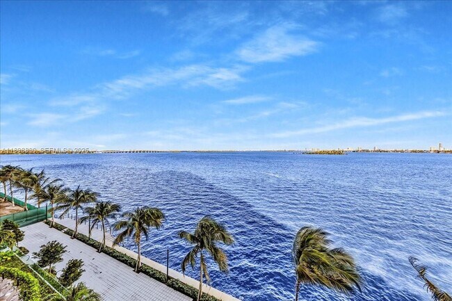 Building Photo - 700 NE 24th St