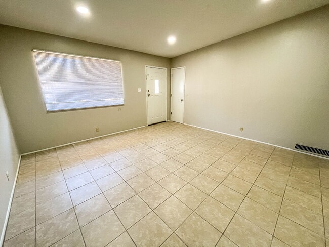 Building Photo - 1239 N Alamo Ave