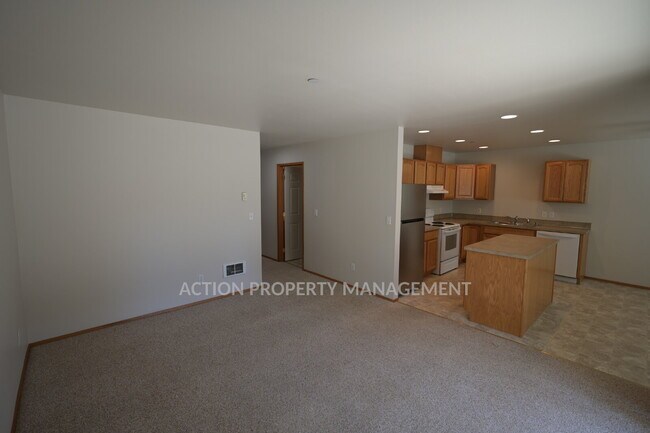 Building Photo - 2 bed 1 bath, bottom floor apartment in Port Angeles, close to Peninsula College and the Olympic ...