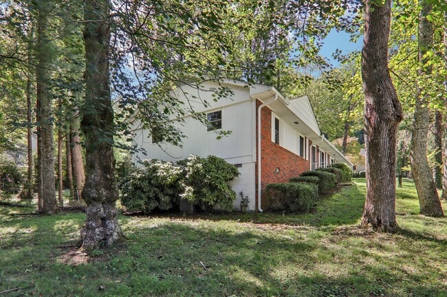 Building Photo - Move In Ready