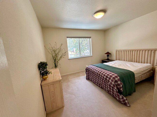 Building Photo - Unique and Spacious 3 Bedroom, 3 Bath Home...