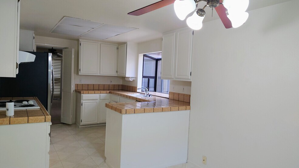 kitchen - 636 Montezuma Ct